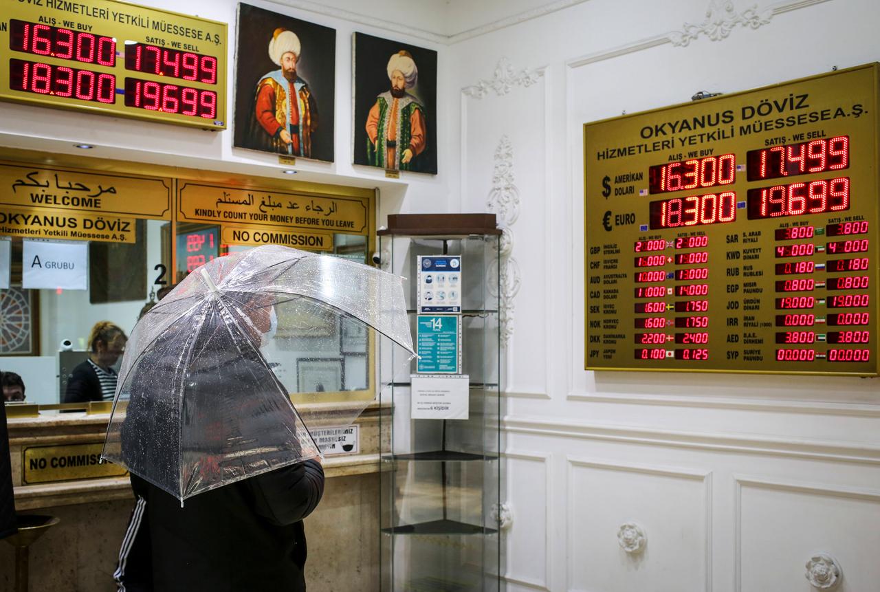 Blick in einen Geldwechsel-Schalter in der Türkei
