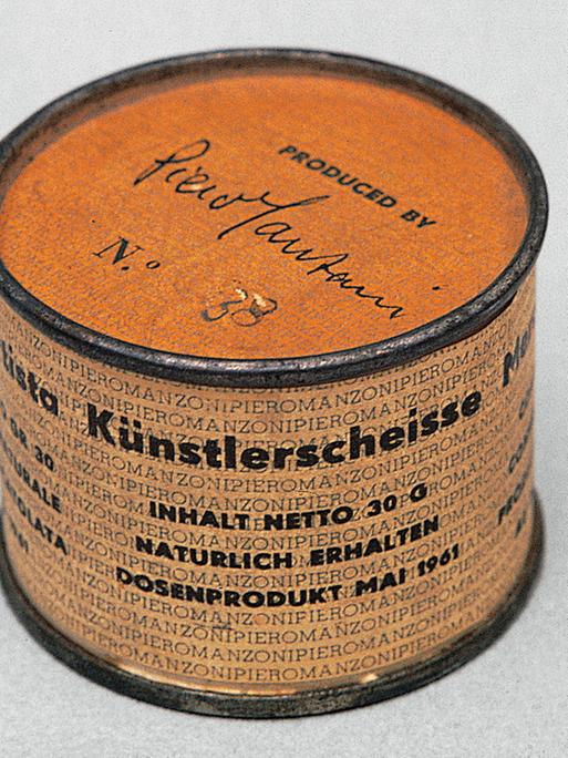 Piero Manzonis Projekt "Merda d’artista" ("Künstlerscheiße") ausgestellt im Frankfurter Städel-Museum.
