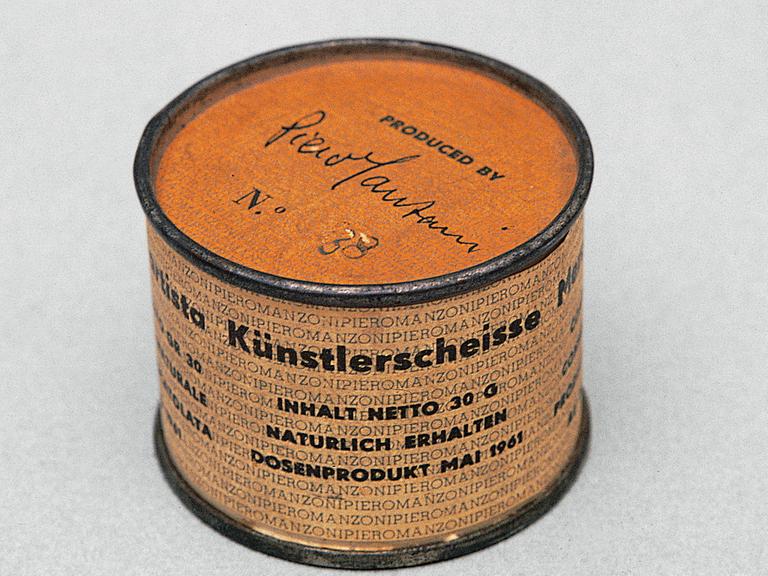 Piero Manzonis Projekt "Merda d’artista" ("Künstlerscheiße") ausgestellt im Frankfurter Städel-Museum.