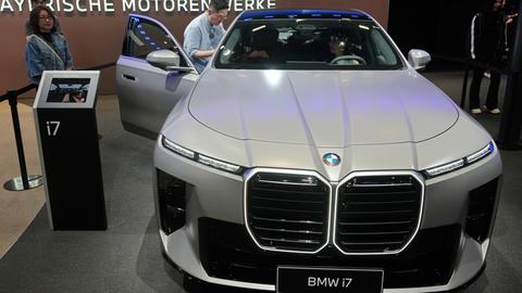 Das Foto zeigt Besucher der internationalen Automesse in Peking. Sie betrachten das Modell BMW i7.
