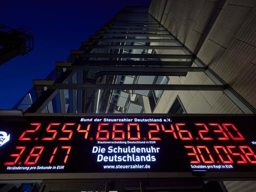 Blick auf die "Schuldenuhr" des Bundes der Steuerzahler Deutschland in Berlin. Die Digitaluhr zeigt in roten Zahlen eine 13-stellige Summe an.