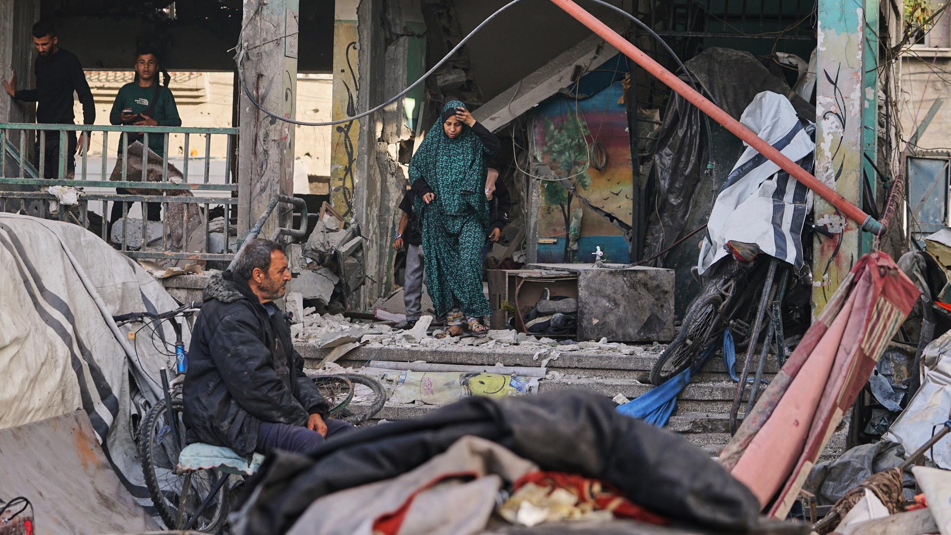 Palästinenser untersuchen die Schäden an einer Schule in Gaza-Stadt, die als Notunterkunft für Vertriebene diente und von einem israelischen Militärschlag getroffen wurde, bei dem mindestens 36 Menschen ums Leben kamen.