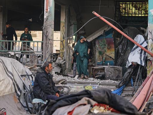 Palästinenser untersuchen die Schäden an einer Schule in Gaza-Stadt, die als Notunterkunft für Vertriebene diente und von einem israelischen Militärschlag getroffen wurde, bei dem mindestens 36 Menschen ums Leben kamen.