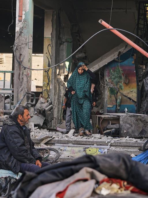 Palästinenser untersuchen die Schäden an einer Schule in Gaza-Stadt, die als Notunterkunft für Vertriebene diente und von einem israelischen Militärschlag getroffen wurde, bei dem mindestens 36 Menschen ums Leben kamen.