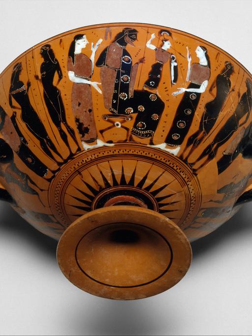 Ein Trinkgefäß von etwa 550 v. Chr. zeigt die Geburt der Göttin Athene aus dem Kopf des Göttervaters Zeus. 