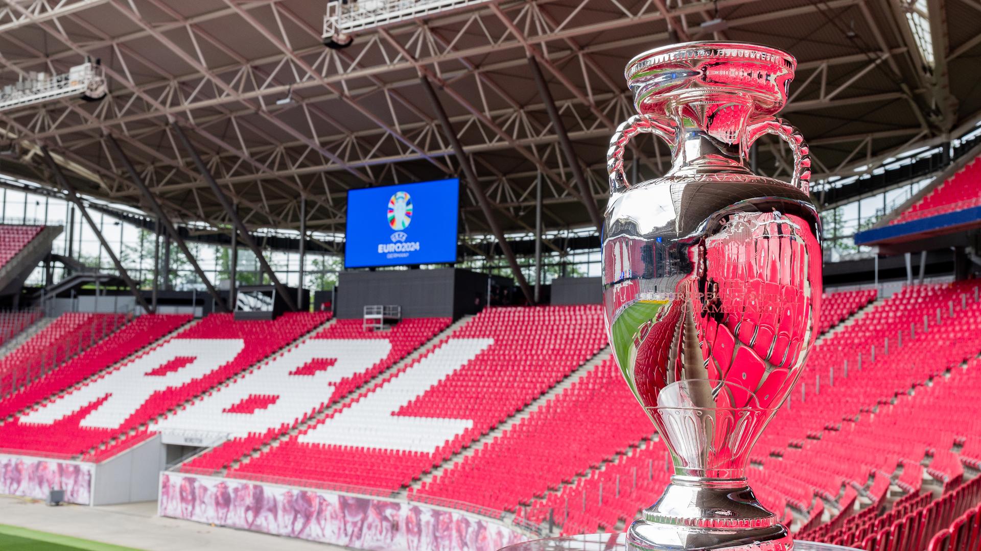 Der EM-Pokal ist im leeren Leipziger Stadion zu sehen.