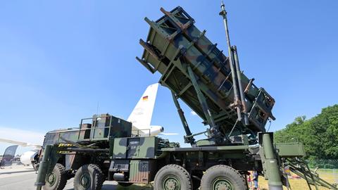 Zu sehen ist das Flugabwehr-System Patriot. Die auf ein Militärfahrzeug montierten Raketenwerfe sind einsatzbereit schräg nach oben gerichtet.