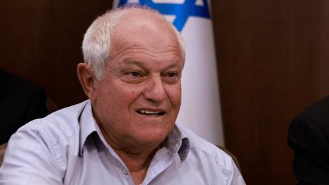 Der israelische Tourismusminister Haim Katz lächelt in die Kamera.