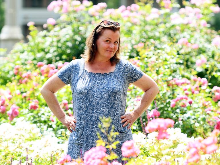 Schriftstellerin Katja Oskamp inmitten eines Blumenbeetes