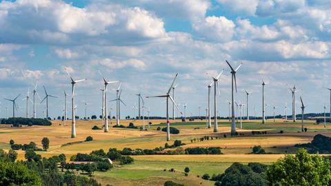 Windpark in pittoresker Landschaft südöstlich von Paderborn in Ostwestfalen-Lippe.