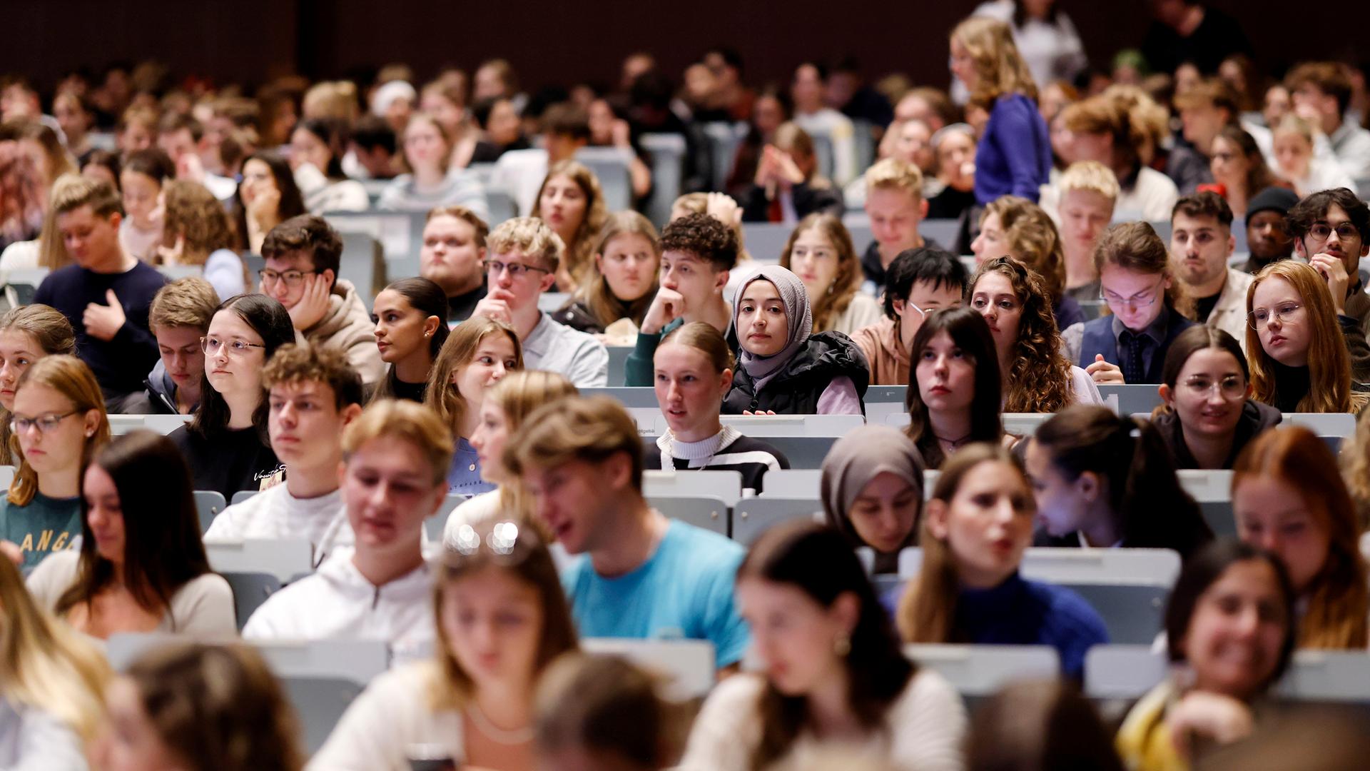 Studierende im grossen Hörsaal am Tag der Erstsemesterbegrüßung zum Wintersemester 2023/24 an der Uni Köln.