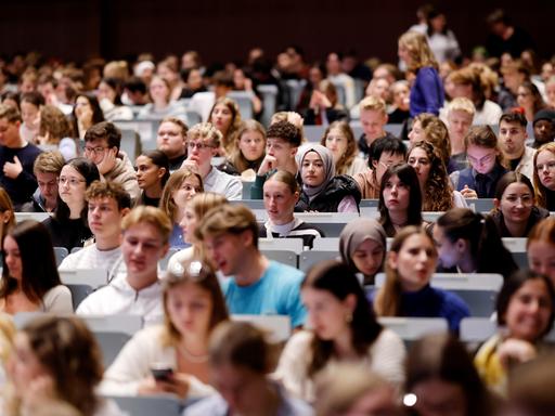 Studierende im grossen Hörsaal am Tag der Erstsemesterbegrüßung zum Wintersemester 2023/24 an der Uni Köln.