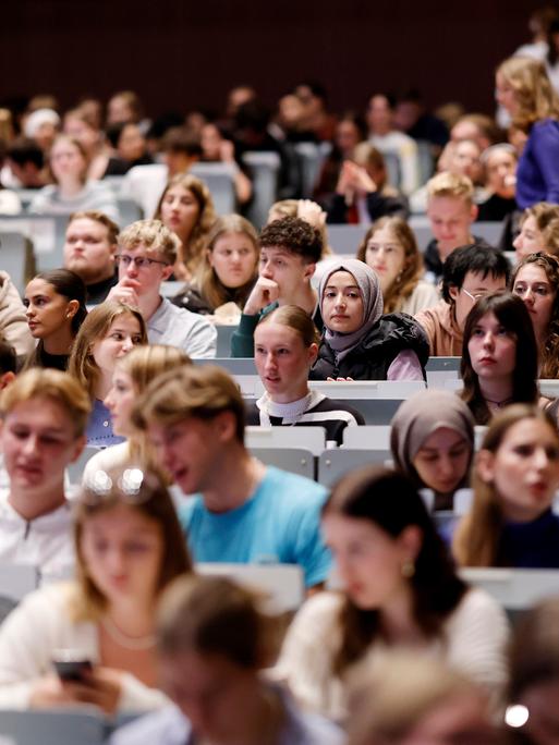 Studierende im grossen Hörsaal am Tag der Erstsemesterbegrüßung zum Wintersemester 2023/24 an der Uni Köln.