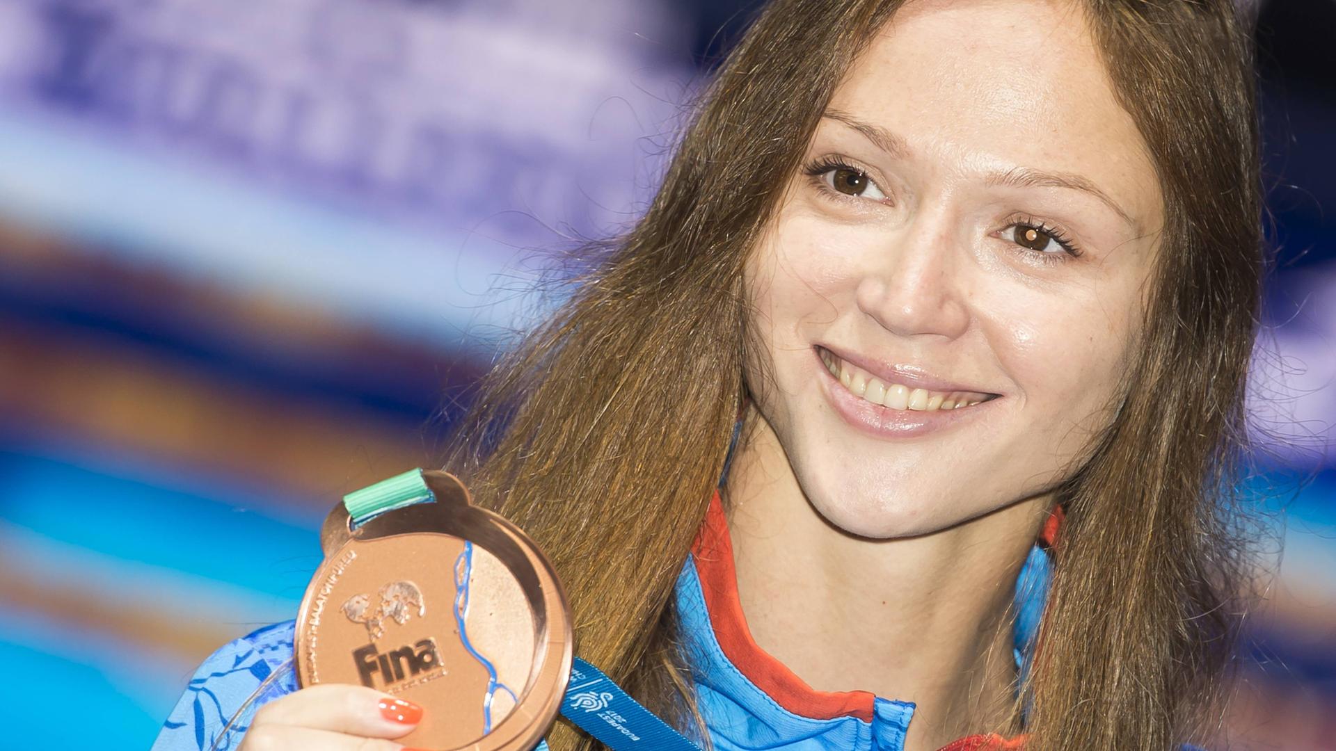 Die belarussische Schwimmerin Aliaksandra Herasimenia präsentiert bei der WM 2017 stolz ihre Bronzemedaille