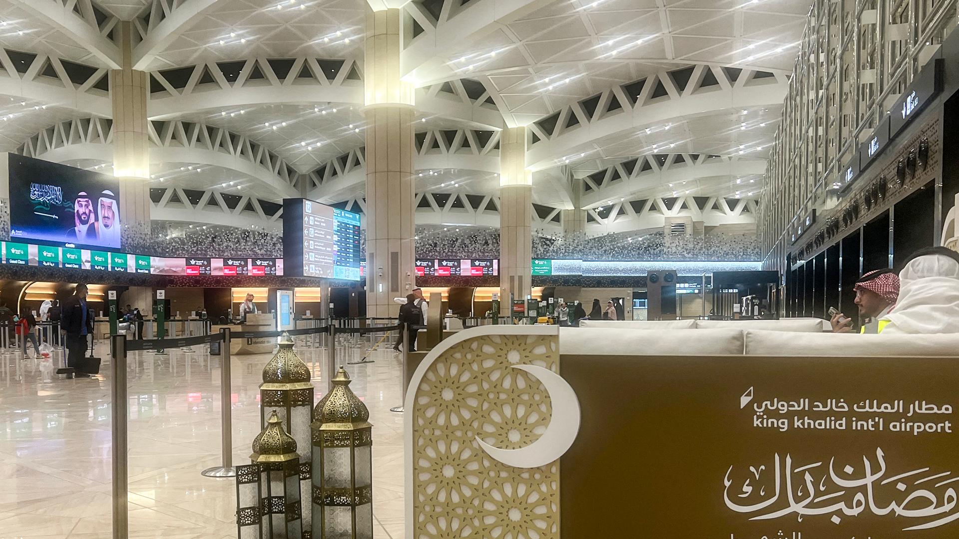 Zu sehen ist ein leeres Airport-Terminal am King-Khalid-Flughafen in der saudiarabischen Hauptstadt Riad. Zu sehen ist ein leeres Airport-Terminal am King-Khalid-Flughafen in der saudiarabischen Hauptstadt Riad.