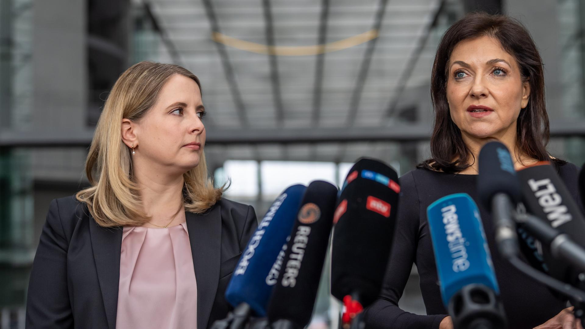 Katherina Reiche, Bundesministerin für Wirtschaft und Energie, und Verena Hubertz, Bundesministerin für Wohnen, Stadtentwicklung und Bauwesen sprechen im Berliner Paul-Löbe-Haus in Mikrofone. Katherina Reiche, Bundesministerin für Wirtschaft und Energie, und Verena Hubertz, Bundesministerin für Wohnen, Stadtentwicklung und Bauwesen sprechen im Berliner Paul-Löbe-Haus in Mikrofone.