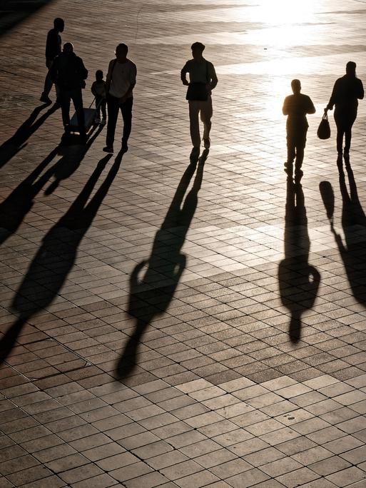 Reisende werfen im Abendlicht malerische Schatten.