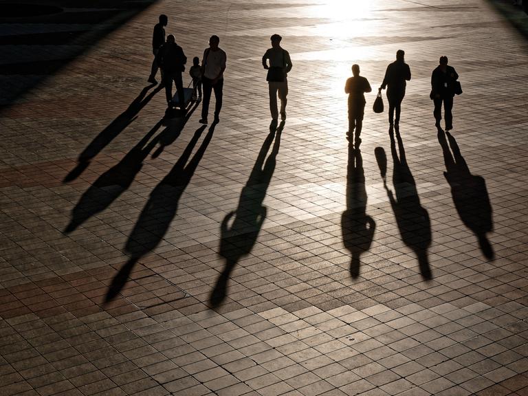 Reisende werfen im Abendlicht malerische Schatten.