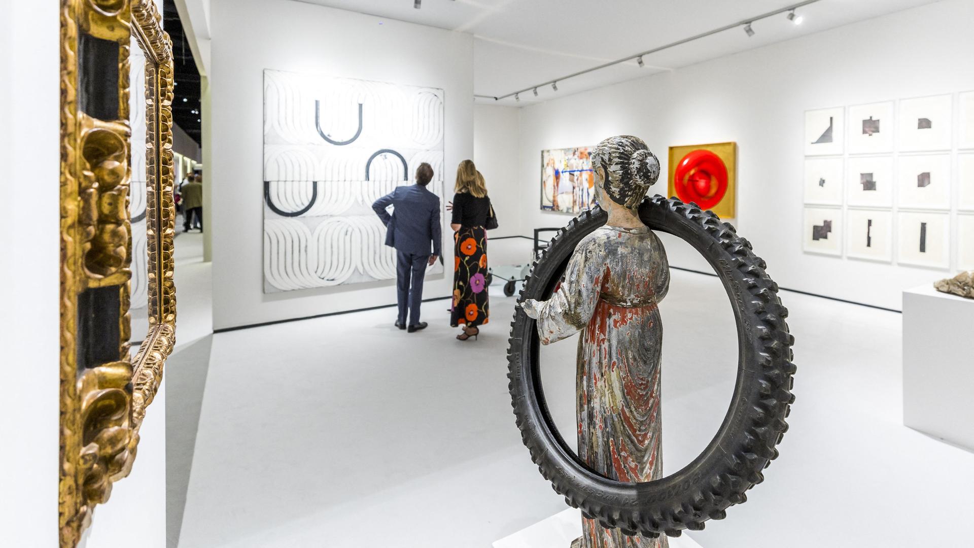 Besucher schauen sich Objekte auf der 35. Internationalen Kunstmesse Tefaf im niederländischen Maastricht an. Besucher schauen sich Objekte auf der 35. Internationalen Kunstmesse Tefaf im niederländischen Maastricht an.