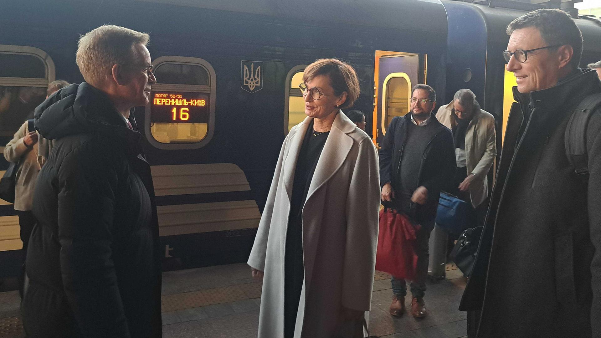 Bettina Stark-Watzinger (M, FDP), Bundesministerin für Bildung und Forschung, bei ihrer Ankunft in Kiew auf dem Bahnhof.