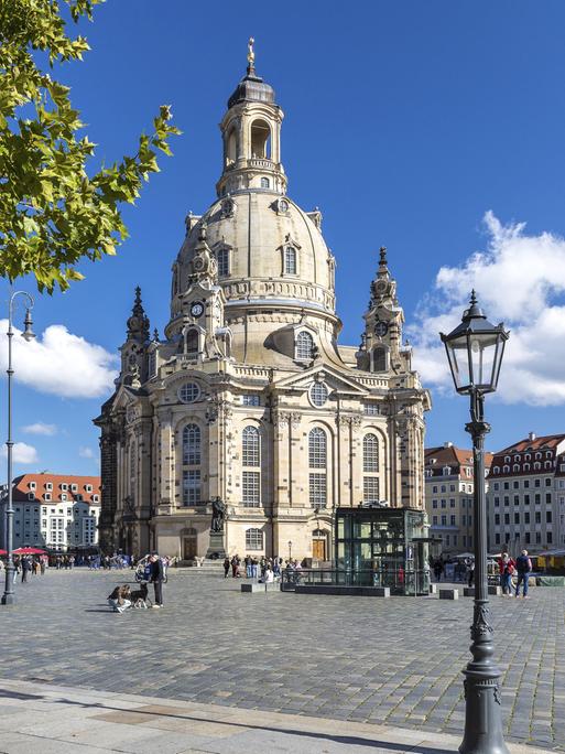 Die Frauenkirche am Neumarkt von Dresden heute. (Quelle: picture allliance)