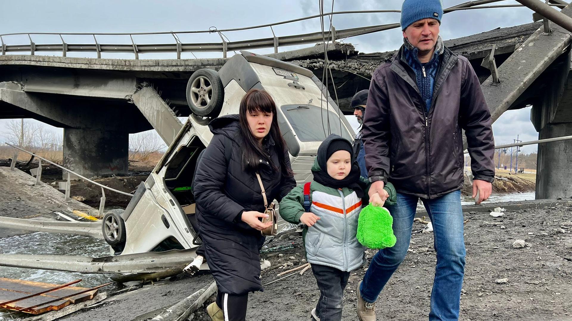 Menschen fliehen vor den Angriffen der russischen Armee aus Kiew