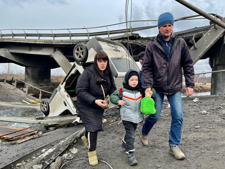 Menschen fliehen vor den Angriffen der russischen Armee aus Kiew