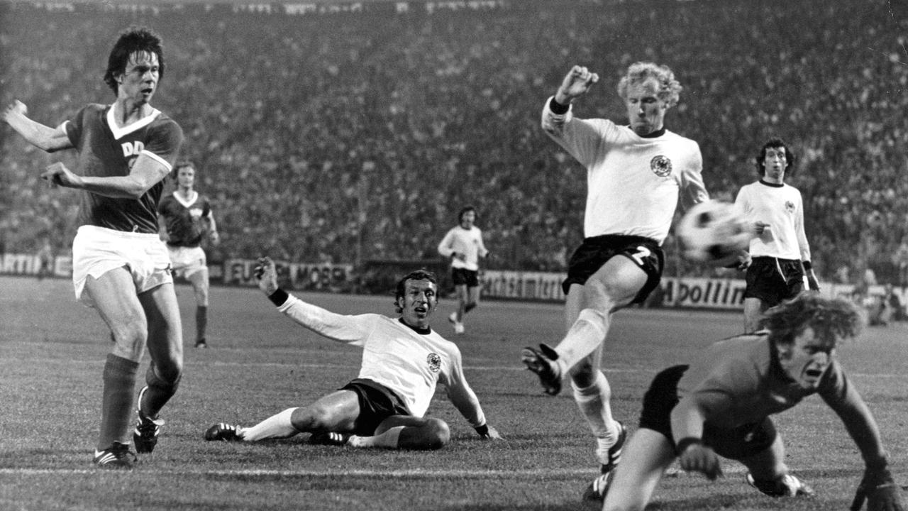 Der Höhepunkt des "Dramas" vom 22.06.1974 im Hamburger Volksparkstadion ist erreicht - auf den Knien blickt Sepp Maier fassungslos dem Ball hinterher, der zum 1:0-Sieg für die DDR ins bundesdeutsche Netz fliegt - getreten von Jürgen Sparwasser (l.)