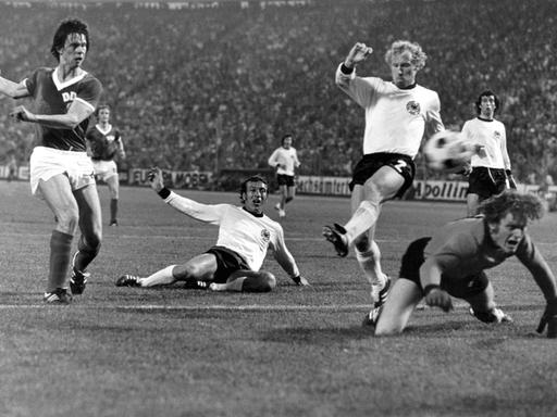 Der Höhepunkt des "Dramas" vom 22.06.1974 im Hamburger Volksparkstadion ist erreicht - auf den Knien blickt Sepp Maier fassungslos dem Ball hinterher, der zum 1:0-Sieg für die DDR ins bundesdeutsche Netz fliegt - getreten von Jürgen Sparwasser (l.)