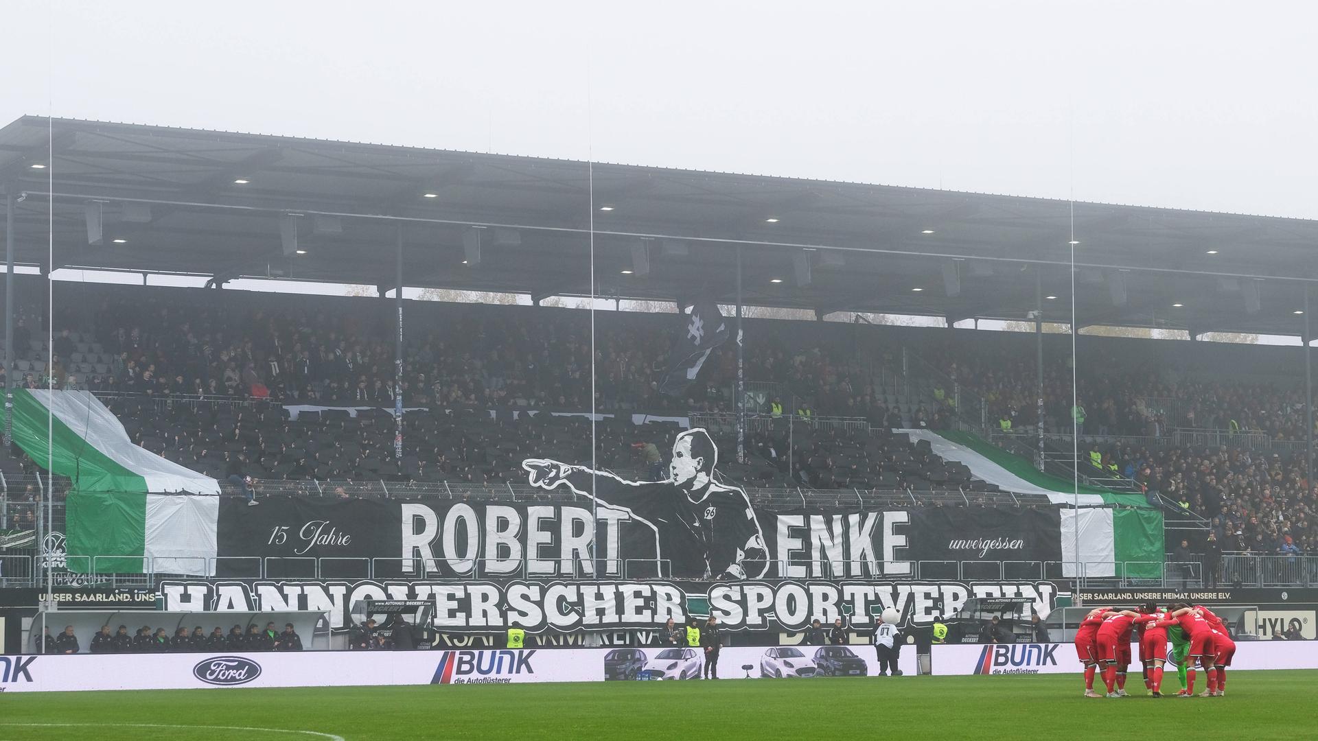 Fans von Hannover 96 präsentieren eine Choreografie im Andenken am Robert Enke.