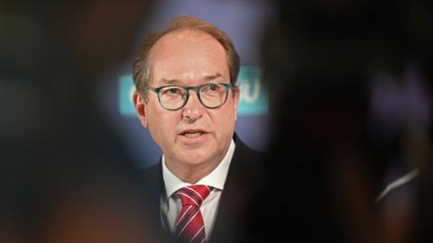 Alexander Dobrindt, CSU-Landesgruppenchef, gibt ein Pressestatement.