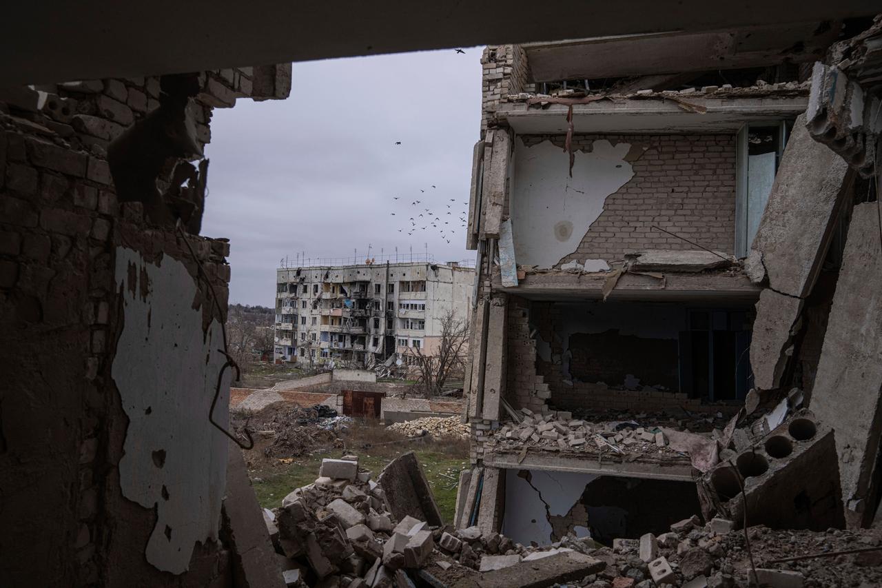 Ein nach den Kämpfen zwischen russischen und ukrainischen Streitkräften zerstörtes Gebäude einer Hochschule in der kürzlich zurückeroberten Stadt Arhanhelske, Ukraine.