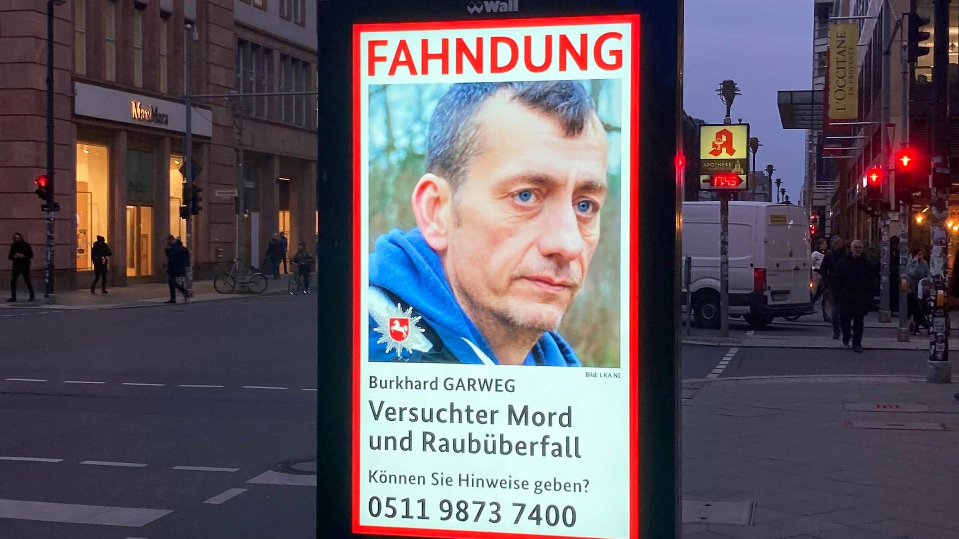 Berlin: Ein Fahndungsplakat des Landeskriminalamts Niedersachsen zeigt den mutmaßlichen früheren RAF-Terroristen Burkhard Garweg auf einer digitalen Anzeigetafel in der Innenstadt. 