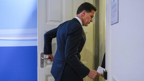 Mark Rutte verlässt nach einer Pressekonferenz den Raum.