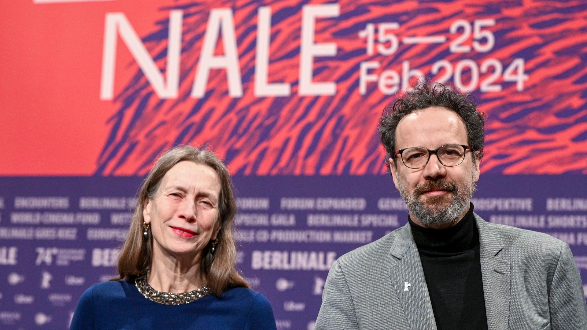 Berlin: Das Leitungs-Duo der Berlinale, Mariette Rissenbeek, Geschäftsführerin, und Carlo Chatrian, künstlerischer Direktor, stehen vor Beginn der Pressekonferenz zur Vorstellung Bekanntgabe des Berlinale-Programms 2024 mit Merchandiseartikeln der Berlinale auf der Bühne.
