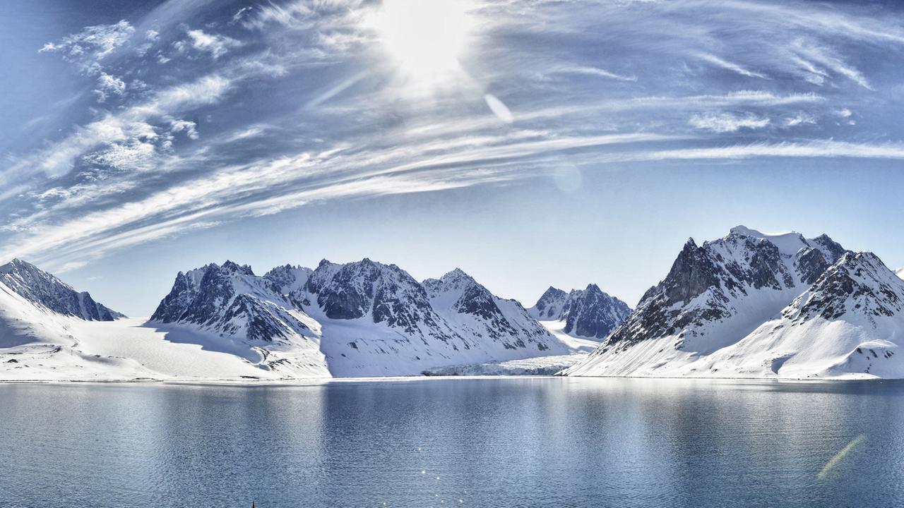 Die Landschaft von Spitzbergen mit strahlendem Sonnenschein und blauem Himmel.