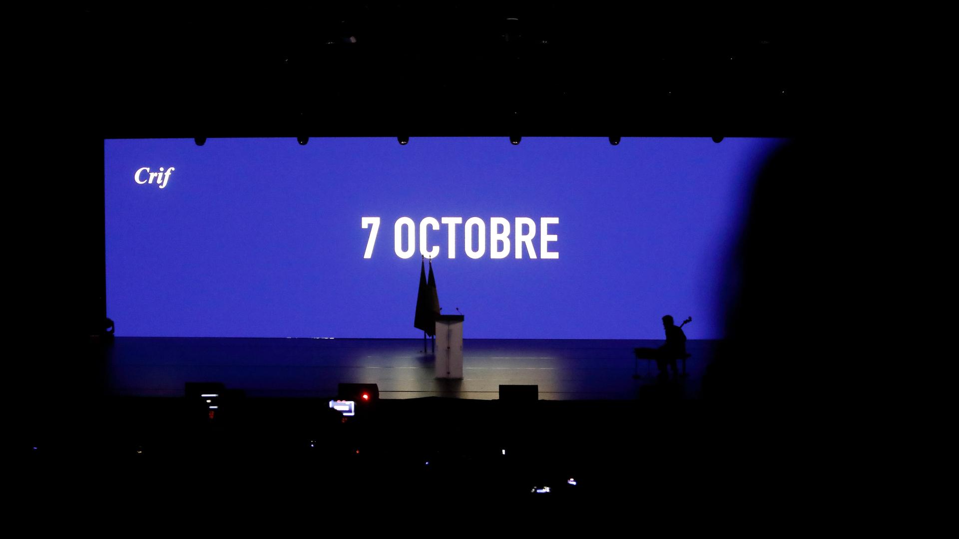 Die Bühne mit dem Wort „7. Oktober“ in Paris. Ein Jahr nach dem Angriff der Hamas auf Israel fand in der Pariser Kuppel eine Zeremonie zum Gedenken an die Opfer des 7. Oktober 2023 und zur Unterstützung der gefangen gehaltenen Geiseln statt.