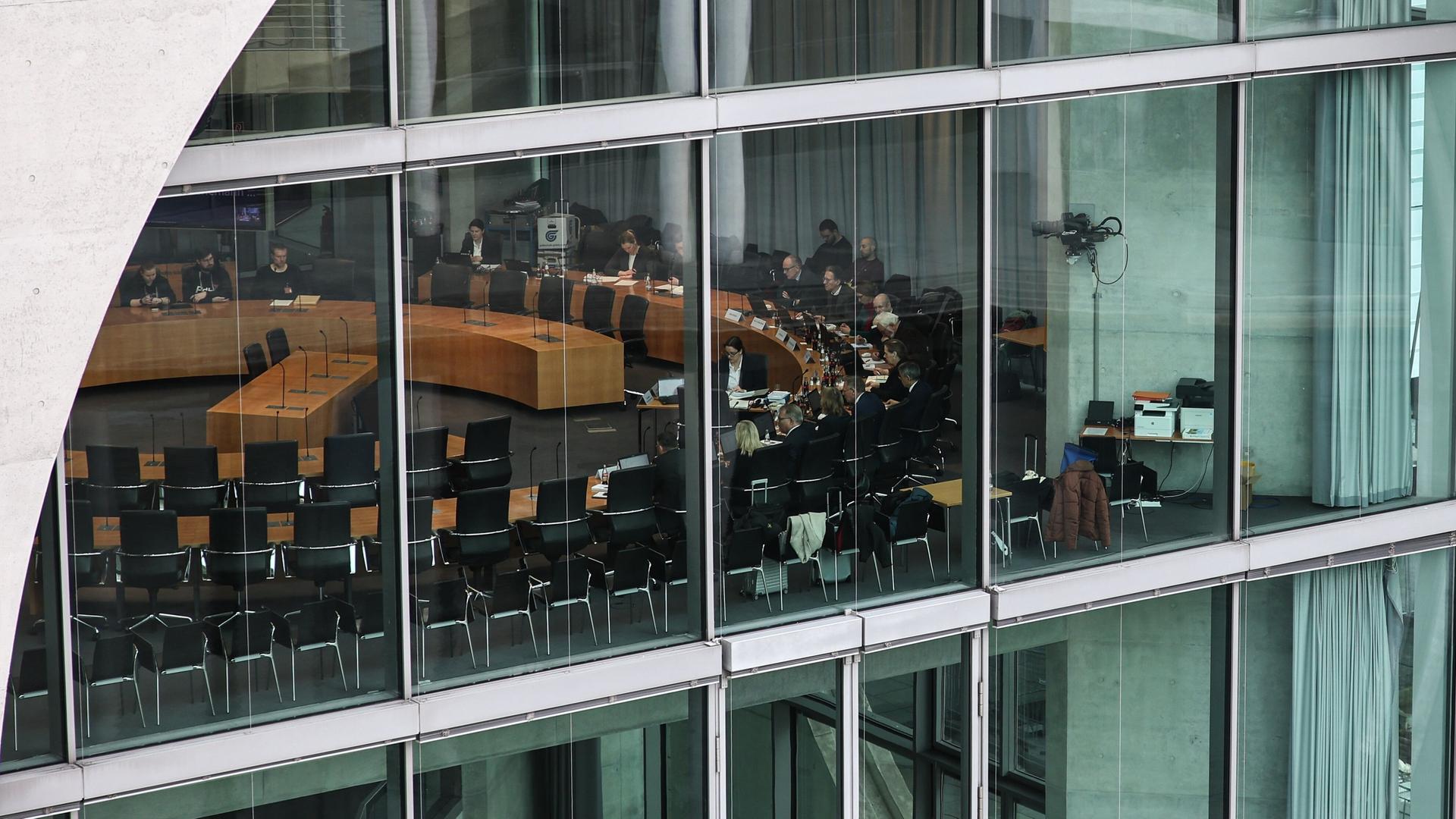 Blick in einen Anhörungssaal im Marie-Elisabeth-Lüders-Haus. Der Bundeswahlausschuss berät über Beschwerden gegen Entscheidungen der Landeswahlausschüsse.