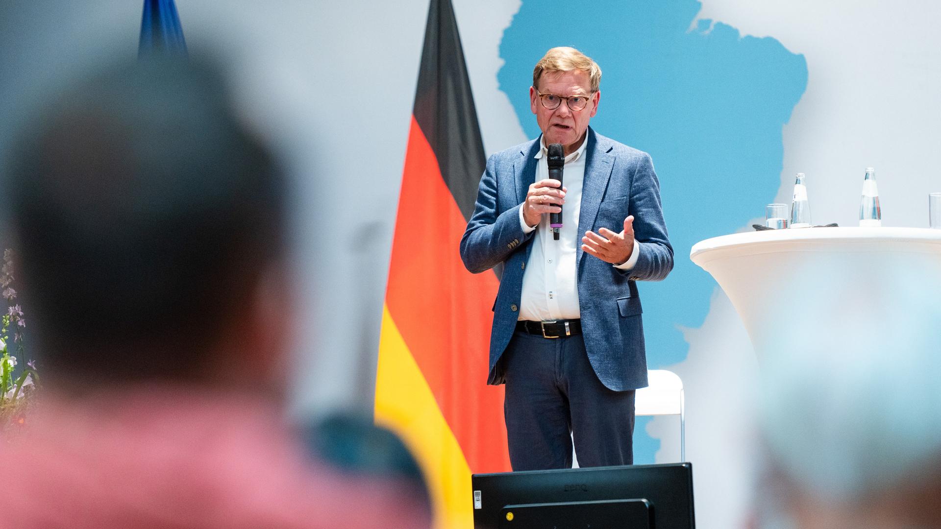 Johann Wadephul (CDU), Außenminister, spricht am Tag der offenen Tür der neuen Bundesregierung bei einem Bürgergespräch im Auswärtigen Amt. 