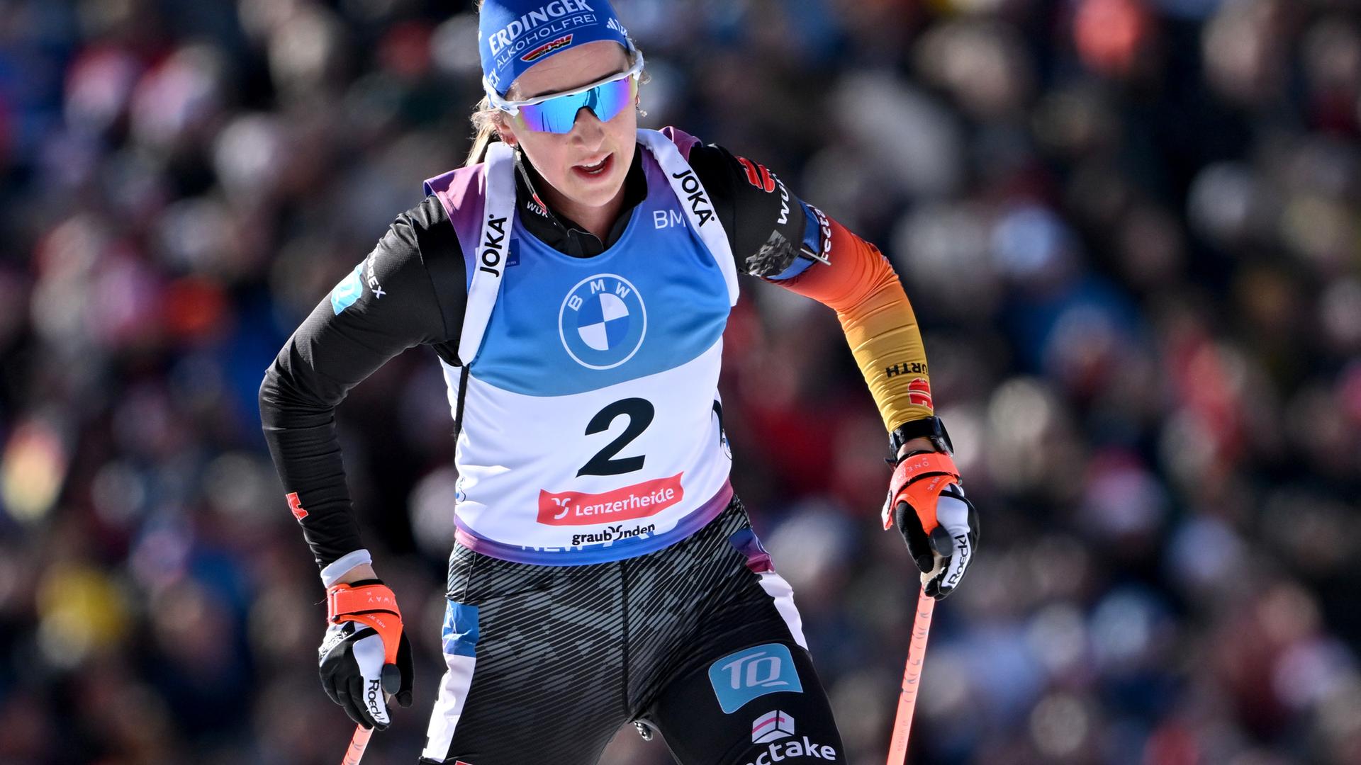 Franziska Preuß auf der Strecke. Man merkt ihr die Anstrengung an. Sie trägt eine Skibrille. 