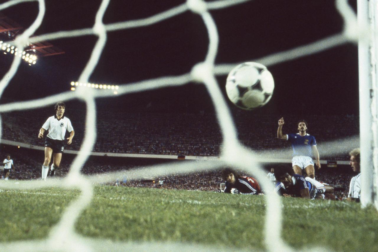 Karl-Heinz Rummenigge erzielt das Tor zum 2:3 im Halbfinale gegen Frankreich bei der Fußball-WM 1982 in Spanien.