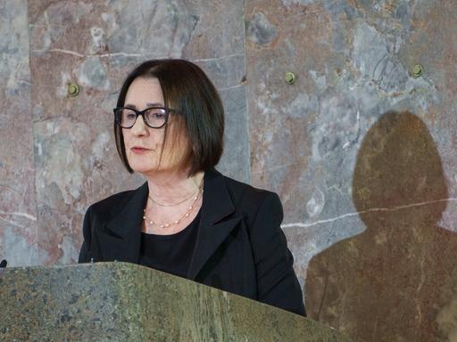 Irina Scherbakowa, Gründungsmitglied der Menschenrechtsorganisation Memorial, im Oktober 2024 während einer Rede