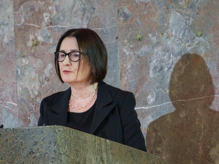 Irina Scherbakowa, Gründungsmitglied der Menschenrechtsorganisation Memorial, im Oktober 2024 während einer Rede