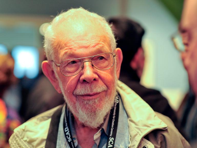 Der US-Cartoonist Al Jaffee im Jahr 2011 mit einer silbernen Brille, weißem Bart und einer beigen Jacke.