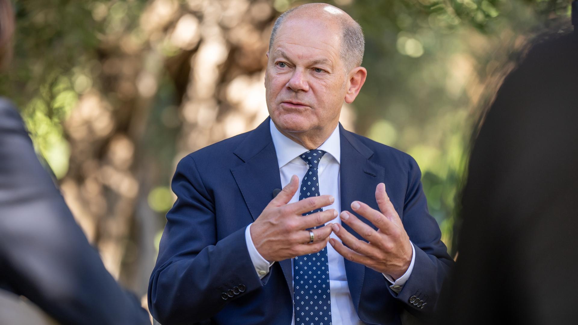 Eine Nahaufnahme von Olaf Scholz während eines Gesprächs