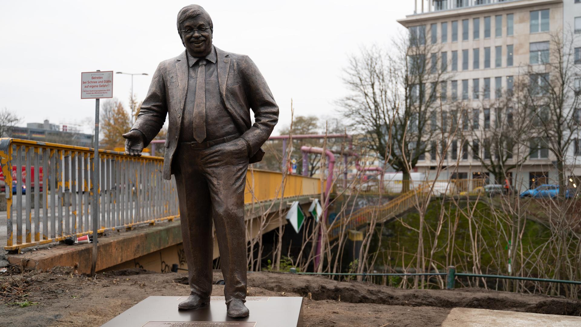 Eine Bronzestatue des von einem Rechtsextremisten ermordeten CDU-Politikers Walter Lübcke steht vor der CDU-Zentrale, in Berlin. Im Hintergrund ist eine Straße zu sehen.
