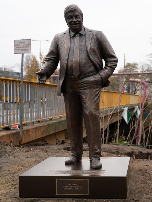 Eine Bronzestatue des von einem Rechtsextremisten ermordeten CDU-Politikers Walter Lübcke steht vor der CDU-Zentrale, in Berlin. Im Hintergrund ist eine Straße zu sehen. Eine Bronzestatue des von einem Rechtsextremisten ermordeten CDU-Politikers Walter Lübcke steht vor der CDU-Zentrale, in Berlin. Im Hintergrund ist eine Straße zu sehen.