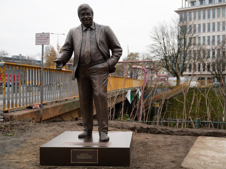 Eine Bronzestatue des von einem Rechtsextremisten ermordeten CDU-Politikers Walter Lübcke steht vor der CDU-Zentrale, in Berlin. Im Hintergrund ist eine Straße zu sehen. Eine Bronzestatue des von einem Rechtsextremisten ermordeten CDU-Politikers Walter Lübcke steht vor der CDU-Zentrale, in Berlin. Im Hintergrund ist eine Straße zu sehen.