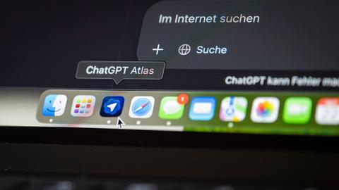 Auf einem Macbook ist der KI-Browser "ChatGPT Atlas" geöffnet.
