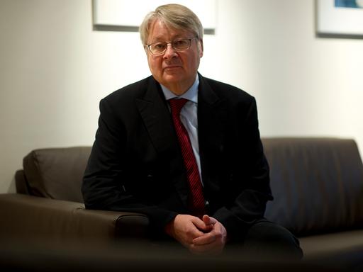 Der Osteuropa-Experte Hans-Henning Schröder sitzt auf einer Couch in Berlin (Archivbild von 2011).
